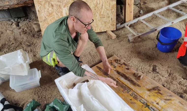Bahçede kazı yaparken 1100 yıllık Viking savaşçısı mezarı keşfetti