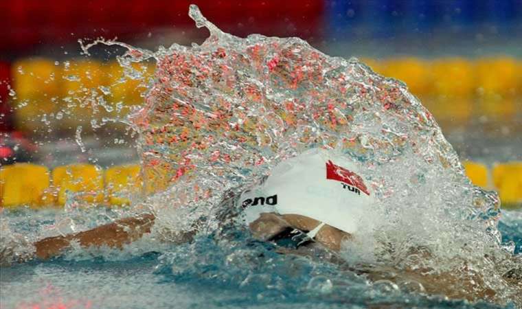 Milli yüzücülerden 3 madalya