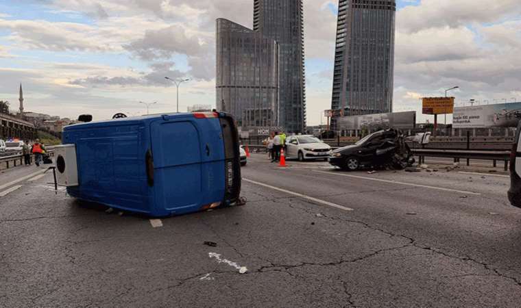 Kağıthane TEM Otoyolu'nda zincirleme kaza: 1'i ağır 2 kişi yaralandı
