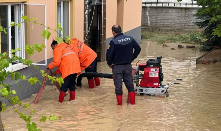 Çorum'u sağanak vurdu: Su baskınları meydana geldi