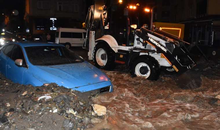 Ordu'da heyelan: Araçlar toprak altında kaldı, yollar suyla kaplandı