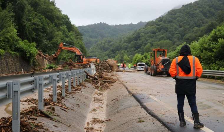 Zonguldak-İstanbul karayolu heyelan nedeniyle ulaşıma kapatıldı