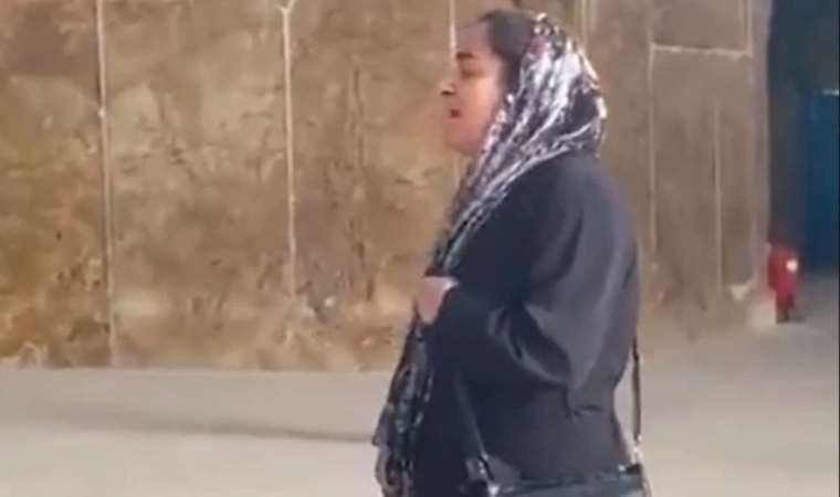 İranlı kadın şarkı söyleme yasağını camide protesto etti