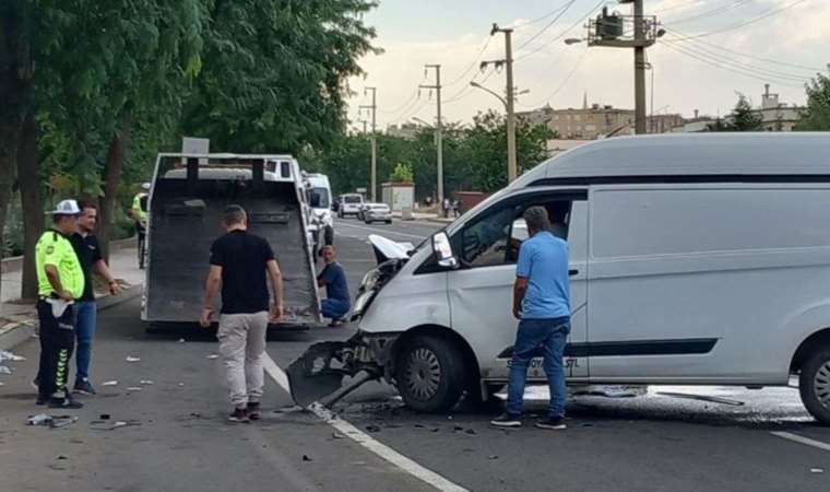 Diyarbakır’da iki minibüs kafa kafaya çarpıştı: Çok sayıda yaralı!
