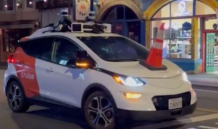 ABD'de halk isyan etti: İnsansız taksileri trafik konisi ile engelliyorlar