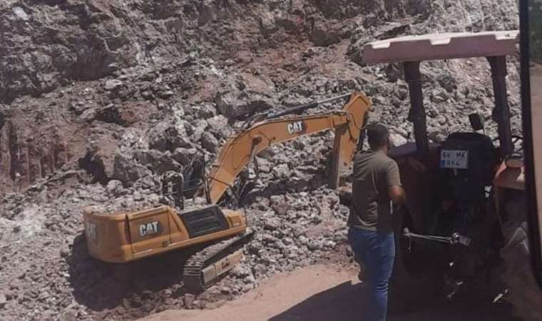 Diyarbakır’da iş cinayeti: Yol çalışması yapan iş makinesinin üzerine kayalar düştü!