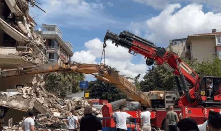 Kartal’da bina yıkımı yapan iş makinası devrildi