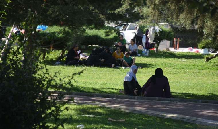Malatya'da deprem nöbeti... Parklarda sabahladılar