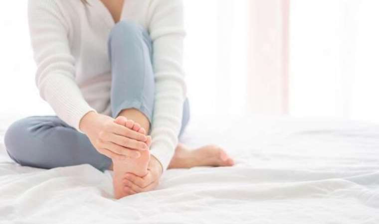 Uzmanlardan uyarı: 'Ayak yanması geceleri daha fazla hissediliyor'
