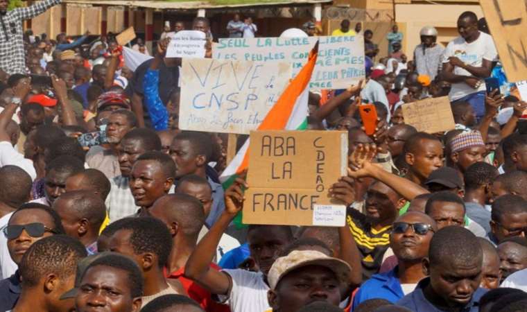 Protest near French military base in Niger