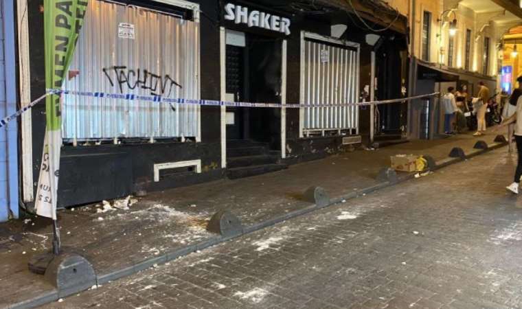 Taksim’de dehşet anları: Binadan kopan taşlar ailenin üstüne düştü