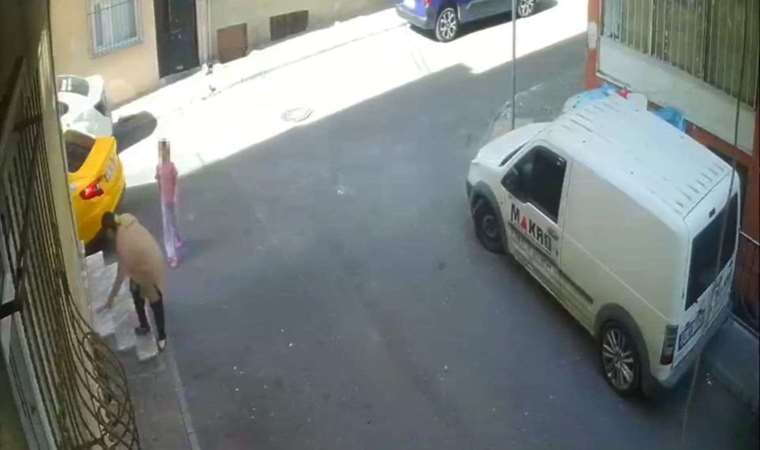 Yere düşen telefonu çalmak için taksiden indi