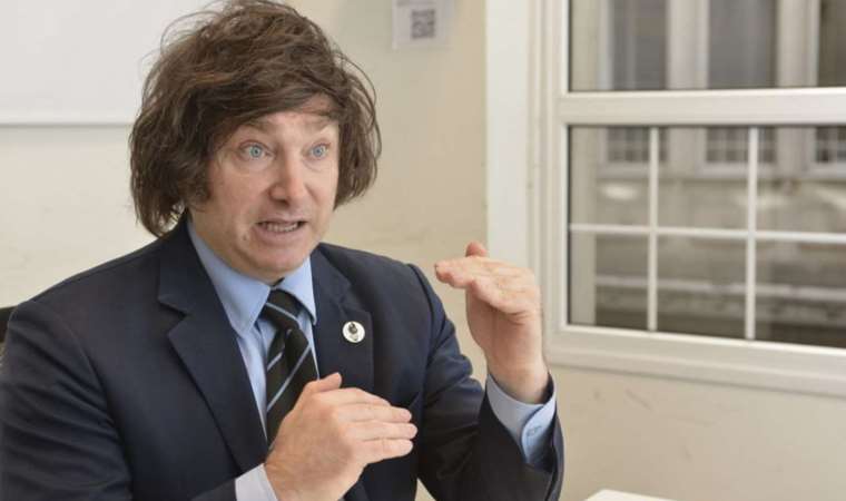 Arjantin'de ön seçimleri Javier Milei kazandı