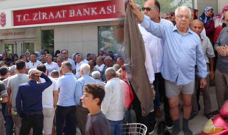 Çiftçilerden Ziraat Bankası önünde oturma eylemi: 'Almadıkları bir donumuz kaldı'