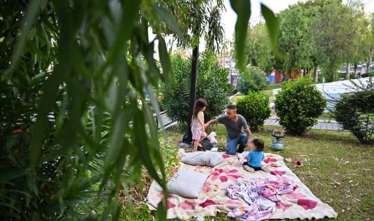 Ev sahibinin fahiş zammı sonrası kirasını ödeyemeyen aile parkta yaşıyor