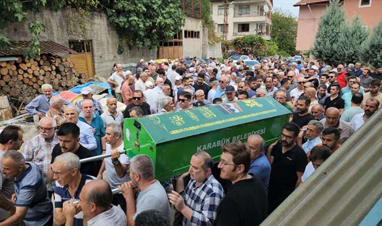 Denize kaçan terliğini kurtarmak için can verdi