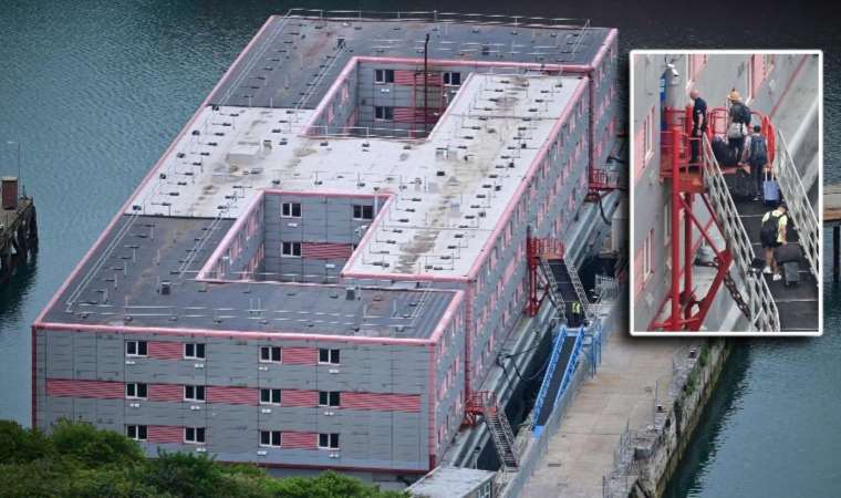 İngiltere Sağlık Bakanı, sığınmacı gemisindeki bakteriden geç haberdar olduklarını söyledi