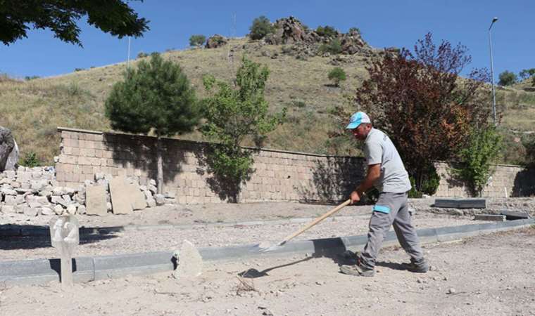 Çöpte bulunan bebek kimsesizler mezarlığında toprağa verildi