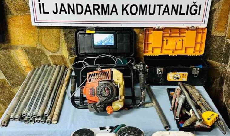 Kendilerini istihbarat elemanı olarak tanıttılar: Suçüstü yakalandılar!