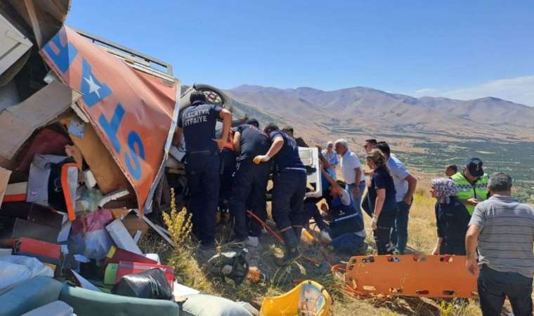 Malatya'da feci kaza! Kamyon şarampole devrildi: 2 ölü, 2 yaralı
