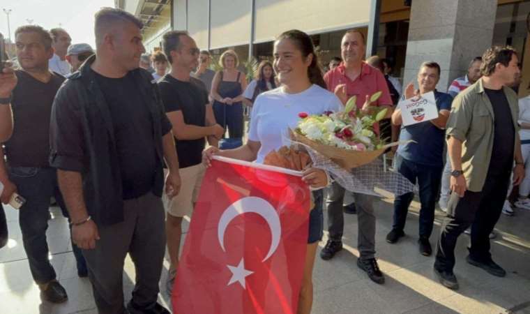 Kuzey Kanalı'nı yüzerek geçen Aysu Türkoğlu'na Bodrum'da coşkulu karşılama