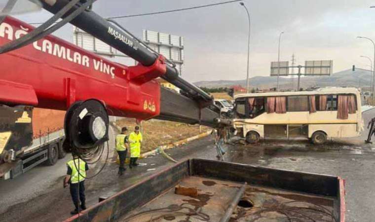 Kamyonet ve işçi servisi çarpıştı! 33 yaralı