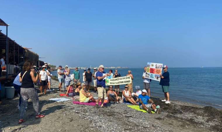 Güzelbahçe’de yurttaşlar “Sahiller halkındır” diyerek havlu bıraktı