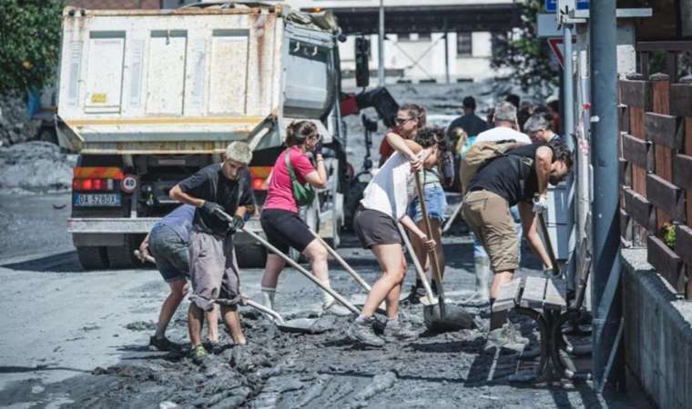 İtalya’da nehir taştı, sokaklar çamurla kaplandı
