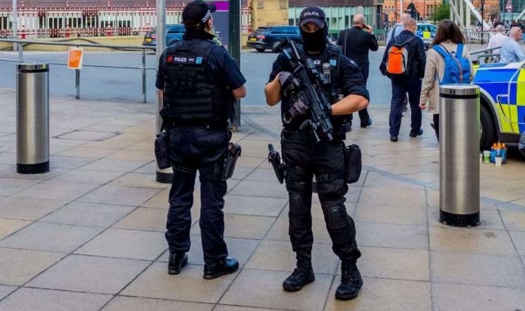 İngiltere'de casusluk yaptığı gerekçesiyle 3 kişi tutuklandı