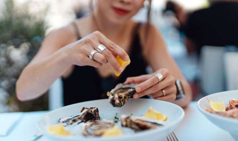 Gıda zehirlenmelerinden kaçınmak için hangi yiyeceklerden uzak durmalıyız?