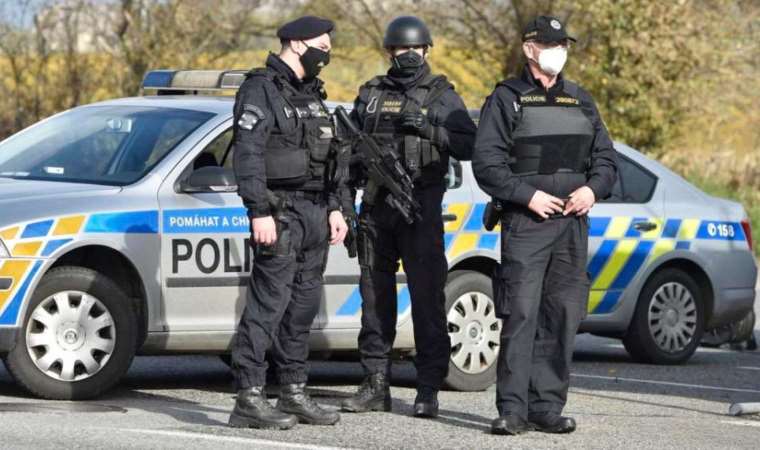 Slovakya'da bir grup güvenlik görevlisi yolsuzlukla suçlanıyor