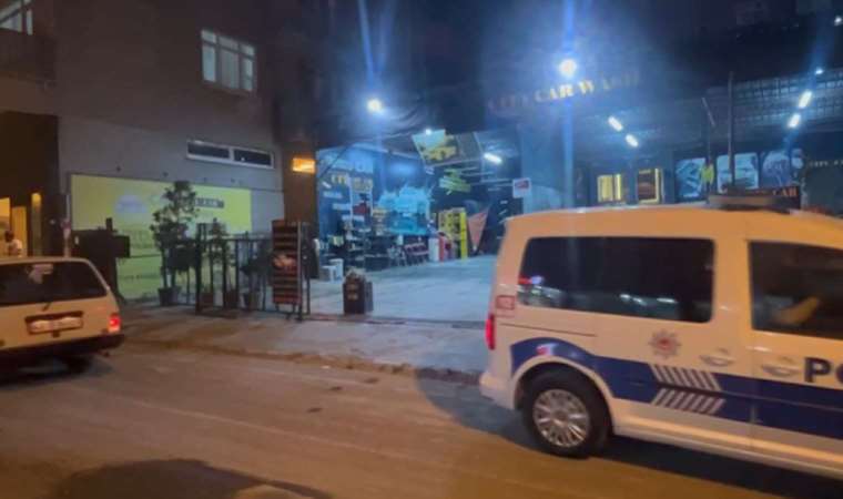 Oto yıkamacıda birbirlerine girdiler!