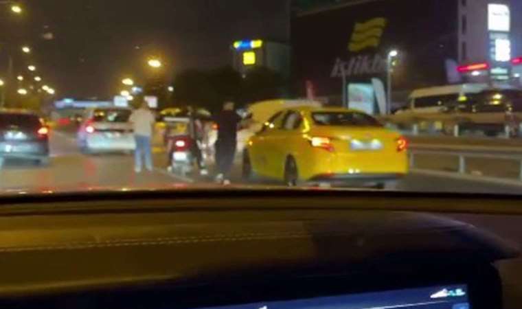 Kadıköy’de yol kavgası: Taksiciyi darbettiler