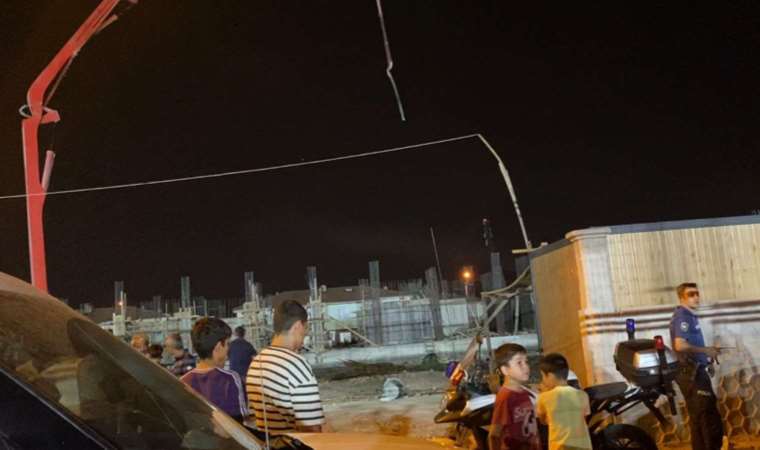 Okul inşaatında beton mikserinin hortumu çarptı, ağır yaralandı