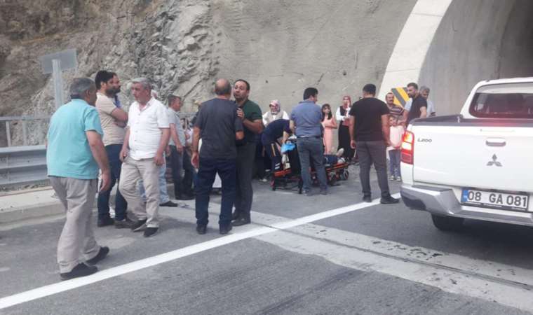 Artvin'de düğüne gidenleri taşıyan minibüs devrildi: 15 yaralı