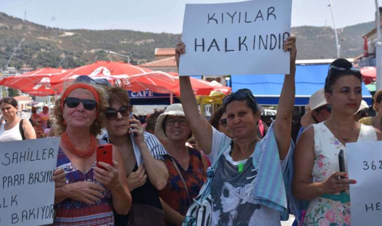 Foça'da kıyı işgaline yönelik 'havlulu' protesto
