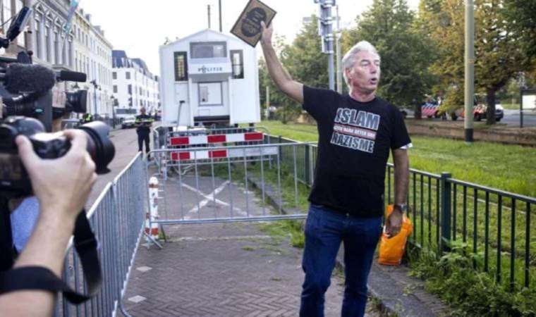 Lahey'deki Türk Büyükelçiliği önünde Kuran yırttılar