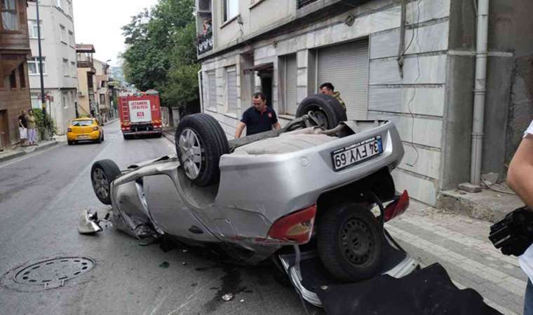 İstanbul'da feci kaza... Kontrolden çıkan araç direğe çarptı: 5 yaralı