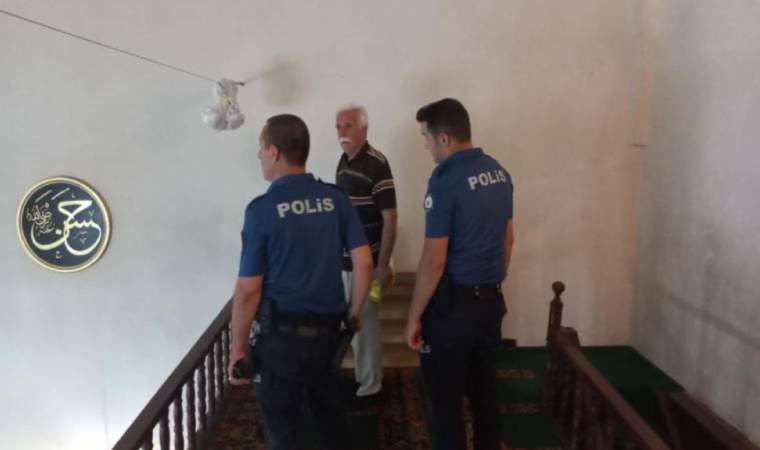 Camide namaz kılarken telefonu çalındı