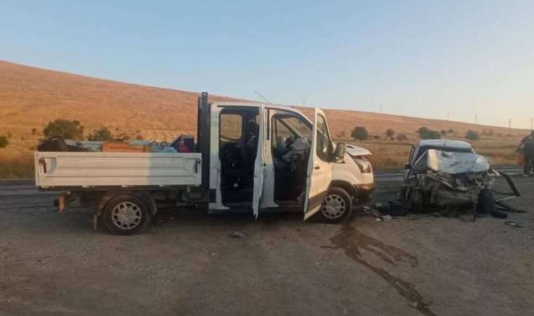 Afyonkarahisar'da kamyonet ile otomobil çarpıştı: 2 ölü, 5 yaralı!