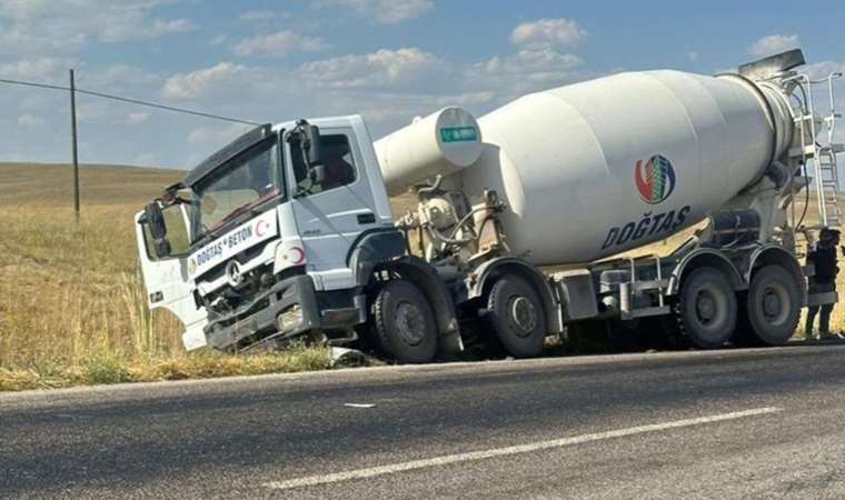 Beton mikseri, otomobile çarptı: 2 ölü, 1 yaralı