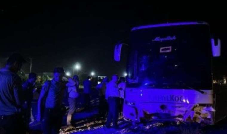 Diyarbakır’da yolcu otobüsü kavşağa daldı: 18 yaralı