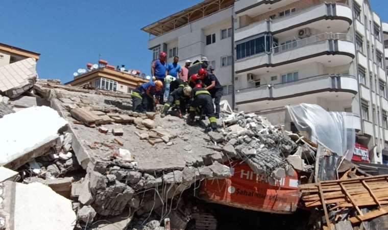 Hasarlı bina kepçe operatörünün üzerine yıkıldı!