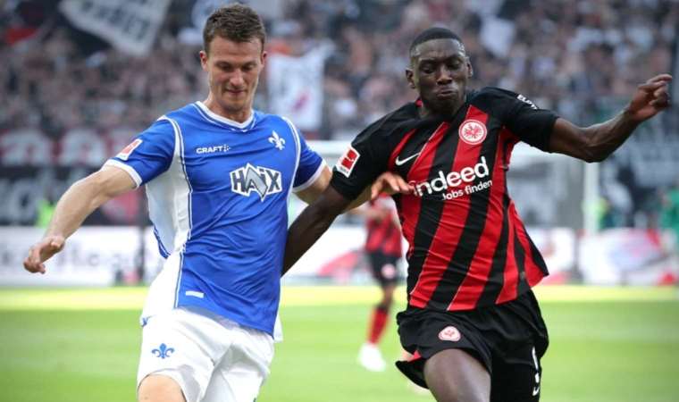 Eintracht Frankfurt galibiyet ile başladı