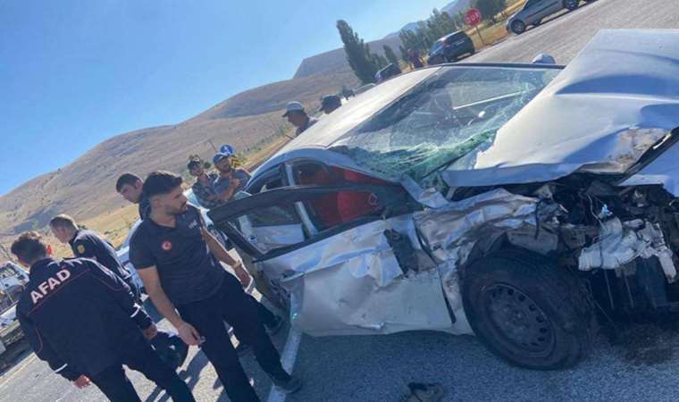 Bayburt’ta otomobil ile çekici çarpıştı: 3 yaralı