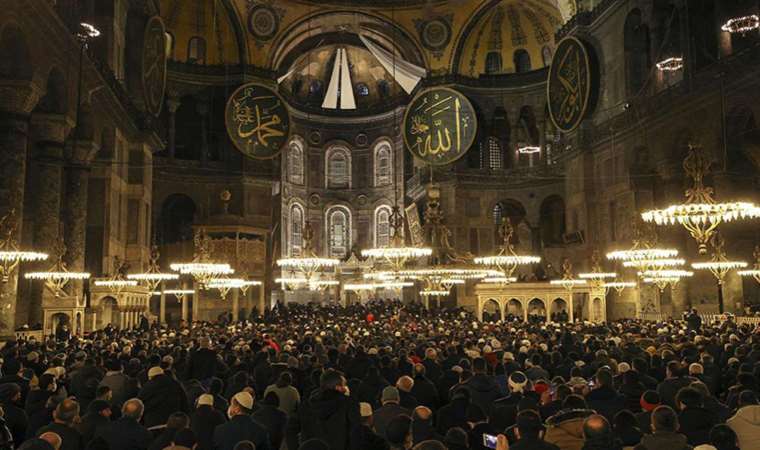 Ayasofya'da 'kötü koku' şikayeti: 'Halılara da sirayet etmiş durumda, namaza odaklanmak çok zor'