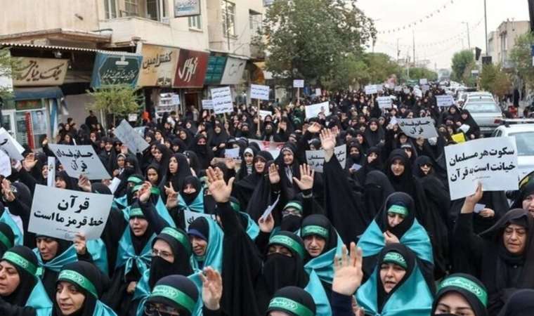 İranlı kadınlardan başörtüsüne 'kefenli' destek yürüyüşü