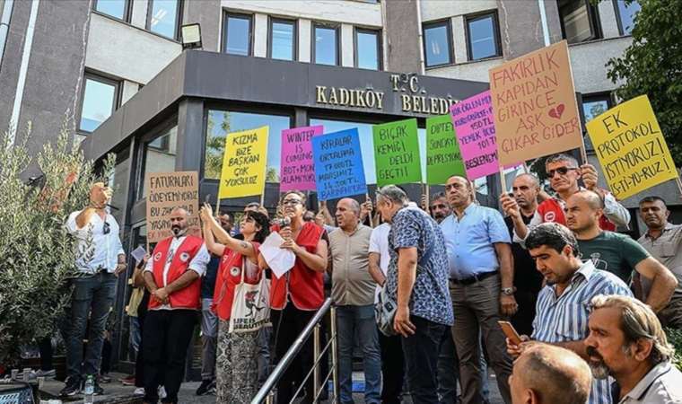 Kadıköy Belediyesi işçileri maaş iyileştirme talebiyle iş bıraktı