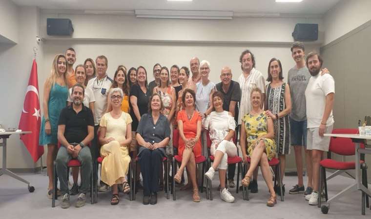 İzmirli diş hekimlerinden Cumhuriyet'in 100. özel gösterim