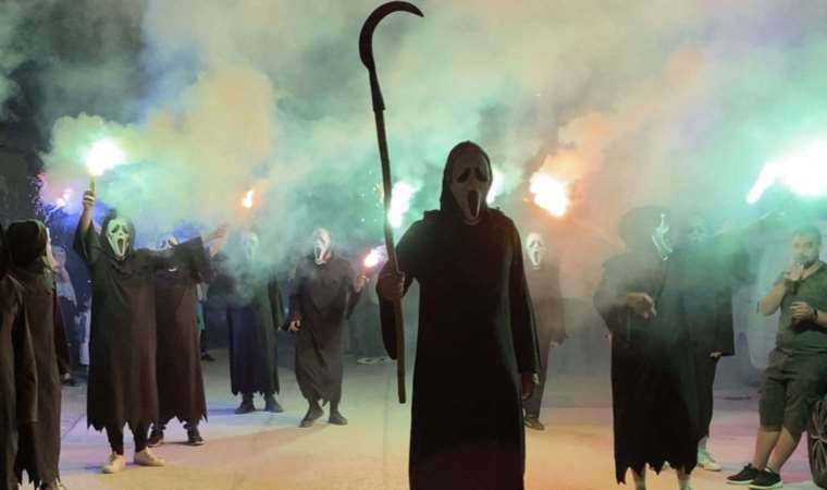 Görülmemiş 'düğün' eğlencesi: Yüzlerinde maske, ellerinde orakla damadı karşıladılar
